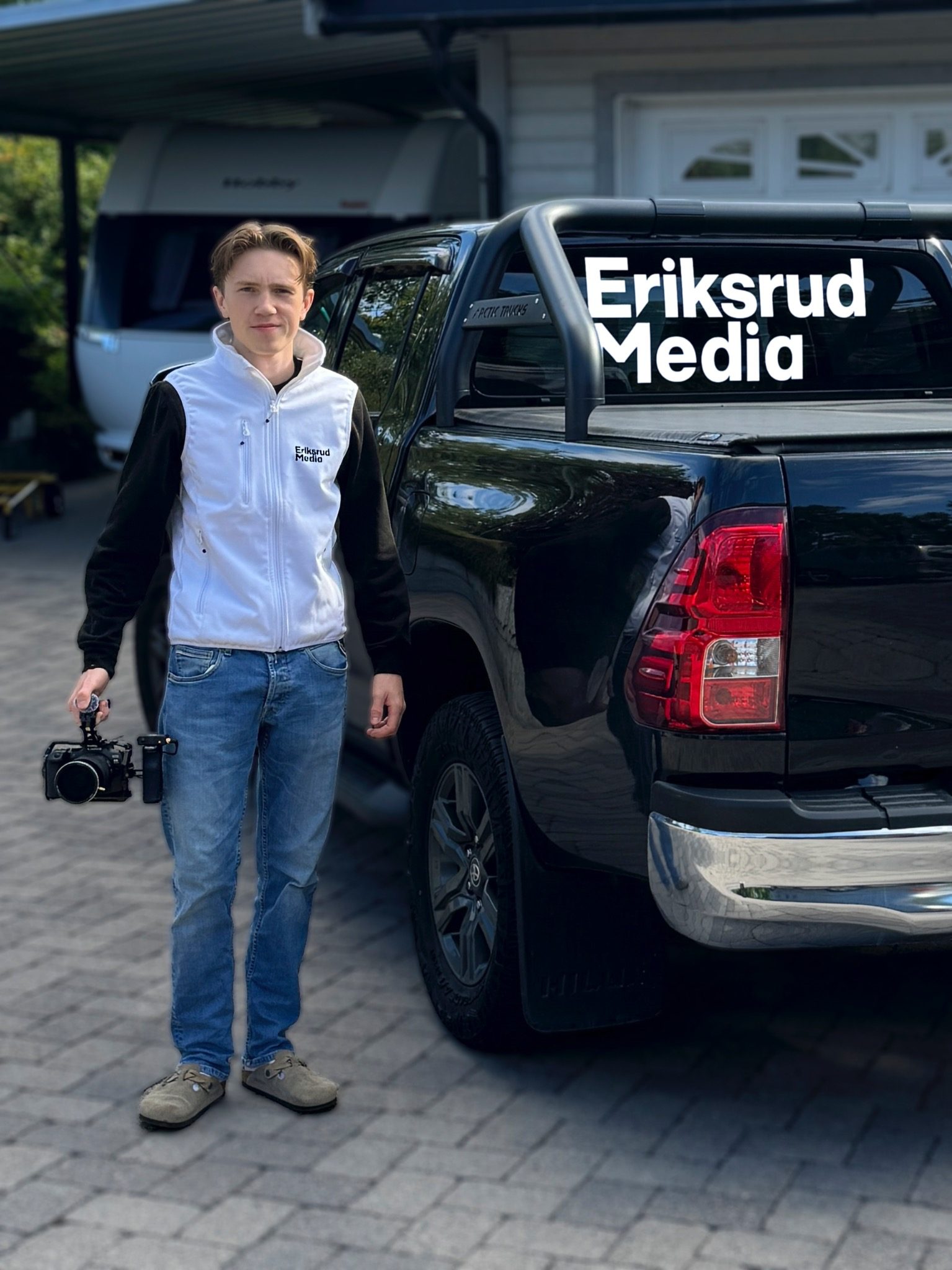 Eriksrud Media med kamera ved firmabil